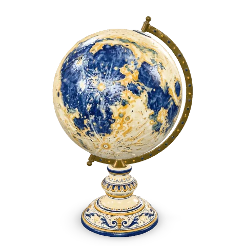 Globo lunare in maiolica su un sostegno di ottone e un piede tornito: la sfera mostra mari e crateri della luna dipinti in cobalto su smalto crema.