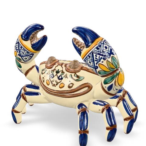 Granchio in maiolica con il guscio largo e tondo e le due chele alzate, smalto bianco decorato a mano in cobalto, zafferano e bruno manganese.