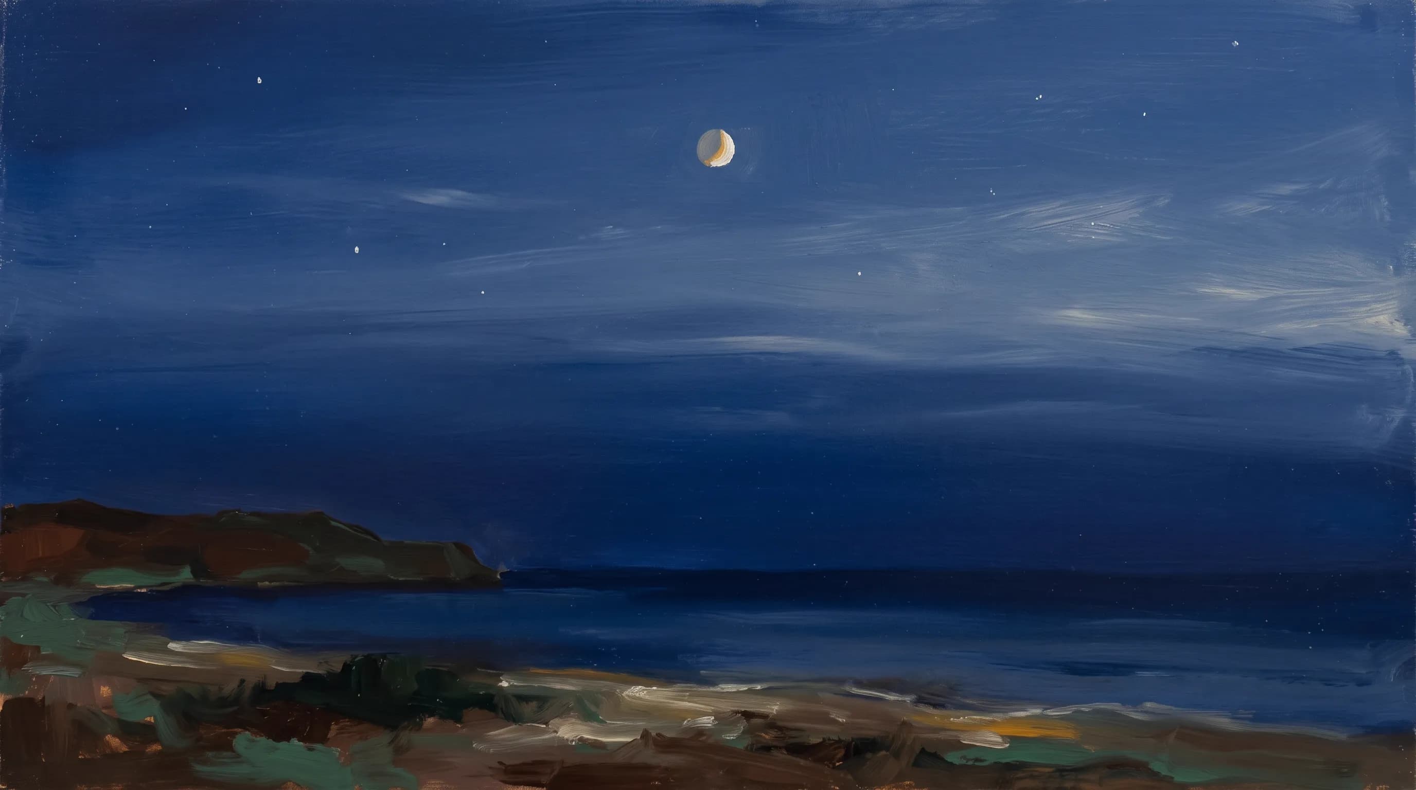 Il cielo notturno sulla costa, visto da riva: strati d’aria illuminati dalla luna, il mare appena leggibile sotto un promontorio scuro.