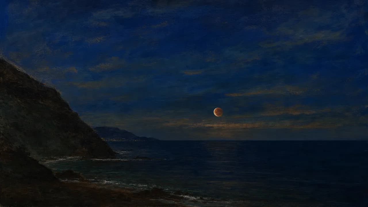 Un’eclissi di luna bassa sull’orizzonte del mare, la luna rossastra e spenta, il cielo intorno ancora profondo, l’acqua che non tiene quasi luce.