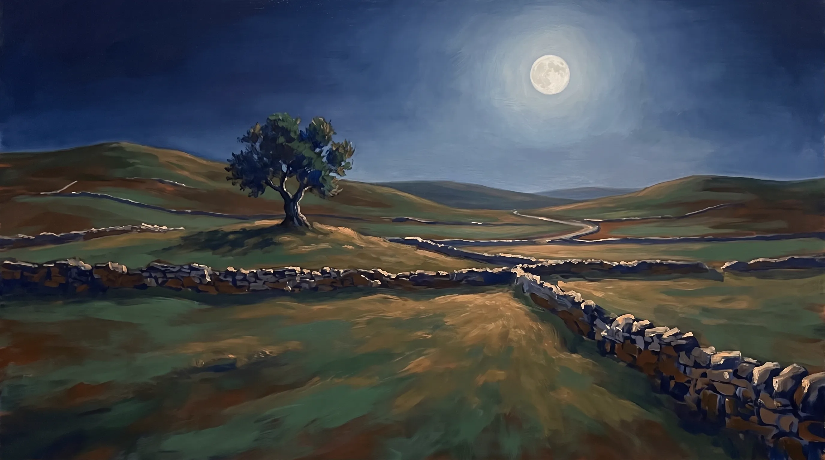 La luna piena alta su un paesaggio notturno di colline basse, muretti a secco e un albero solo, tutto sotto di lei argentato e leggibile.